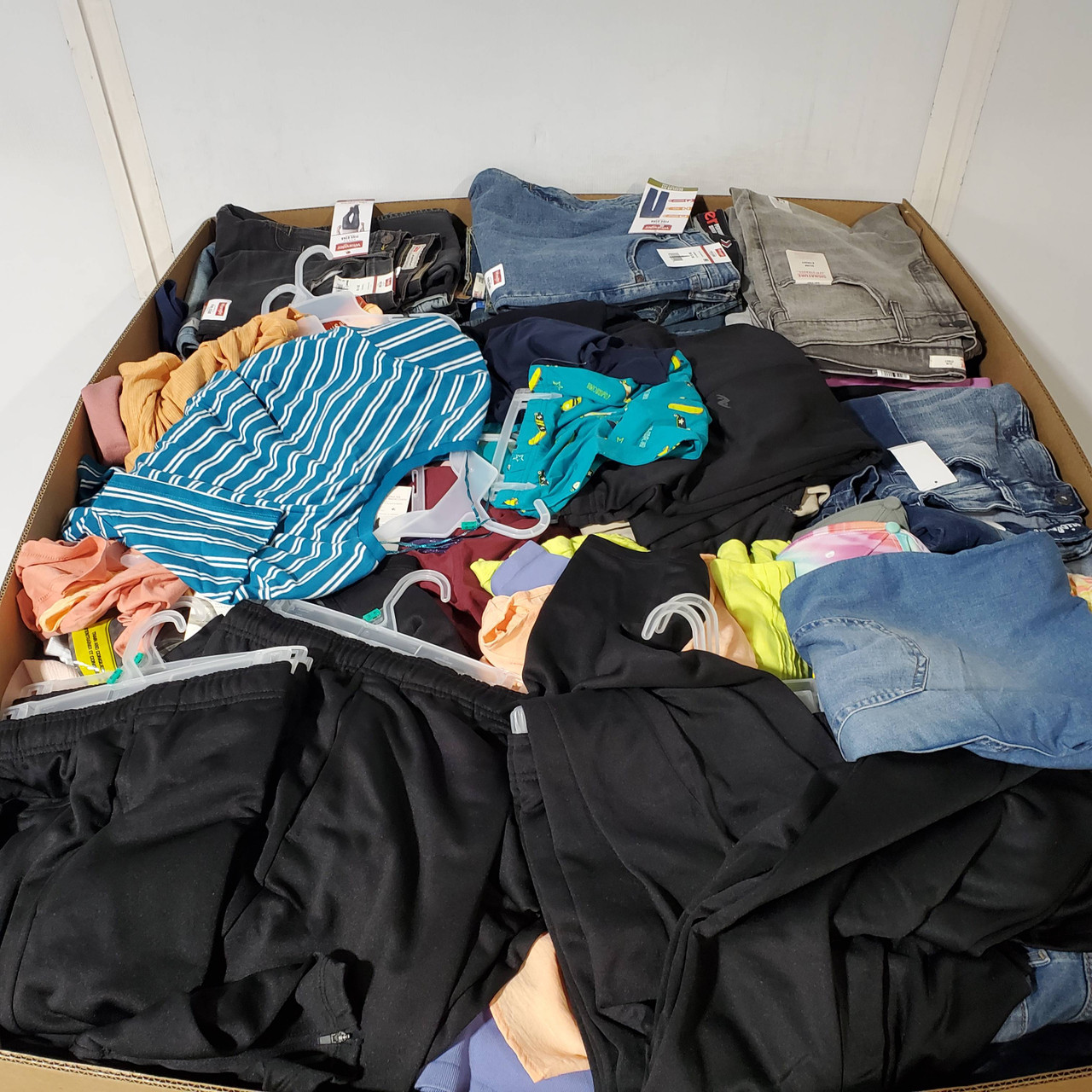 836 units of Clothing & Accessories - MSRP $13,976 - Returns (Lot # 862615)