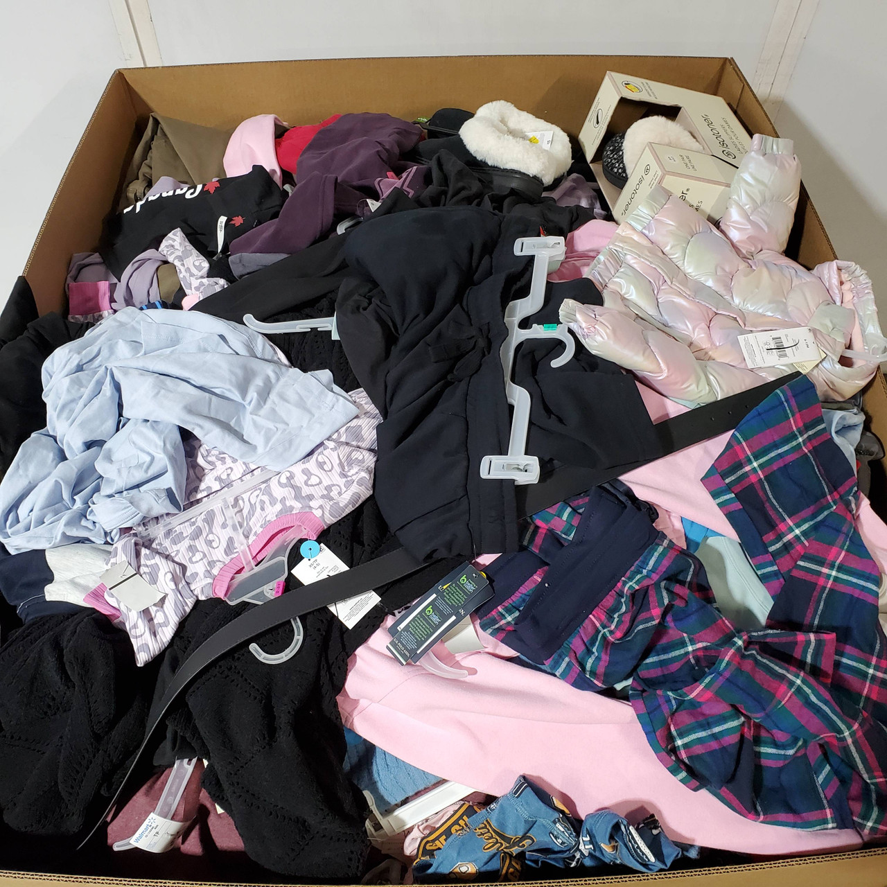 619 units of Clothing & Accessories - MSRP $9,365 - Returns (Lot # 868209)