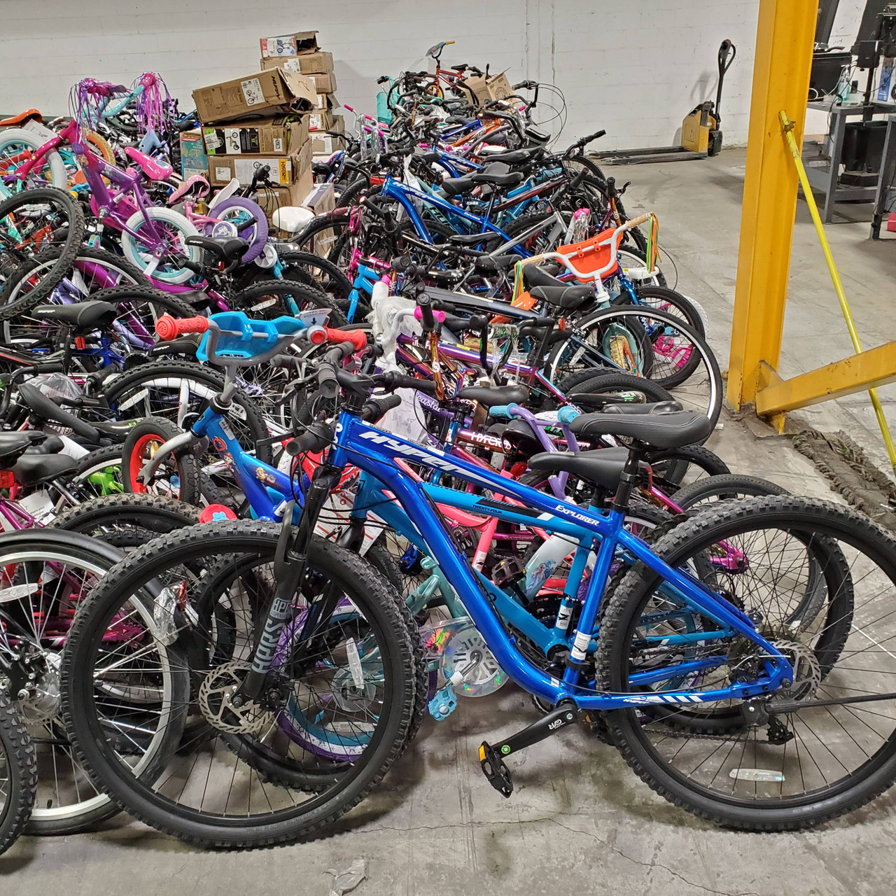 Cruiser Bicycle Hyper 26 Inch Ladies Commute Neon Teal Hyper