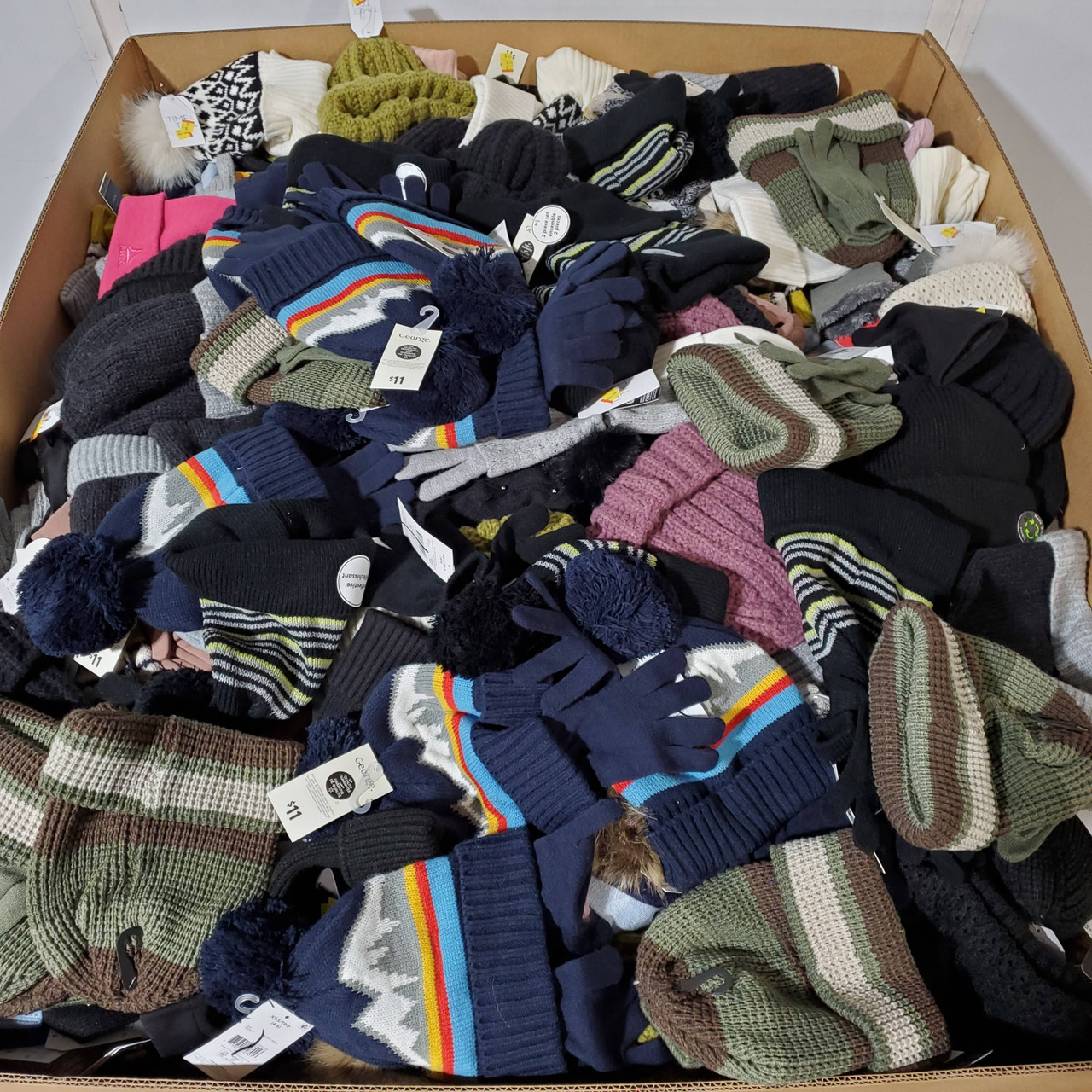 1552 units of Winter Clothing Accessories - MSRP $13,079 - Returns (Lot # 869508)