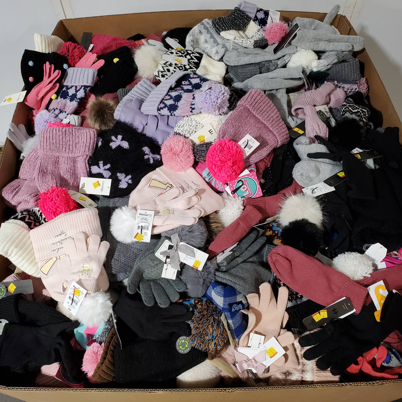 1628 units of Winter Clothing Accessories - MSRP $14,081 - Returns (Lot # 870905)