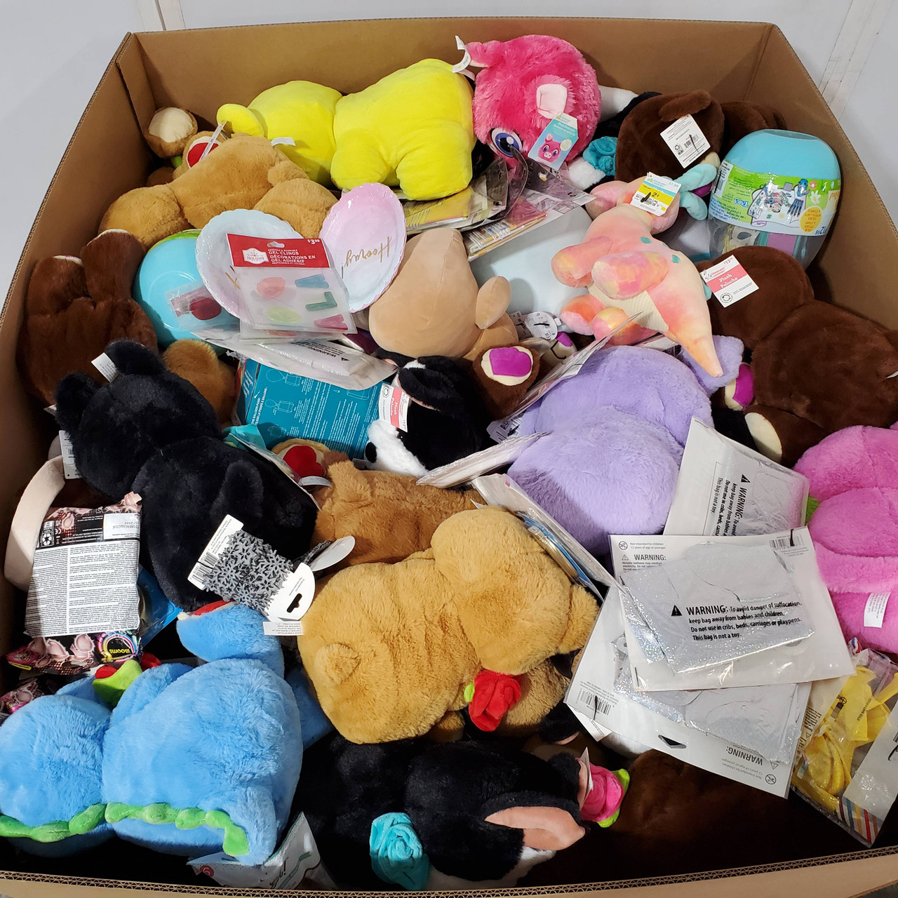 476 units of Holidays & Party - MSRP $3,483 - Returns (Lot # 884704)