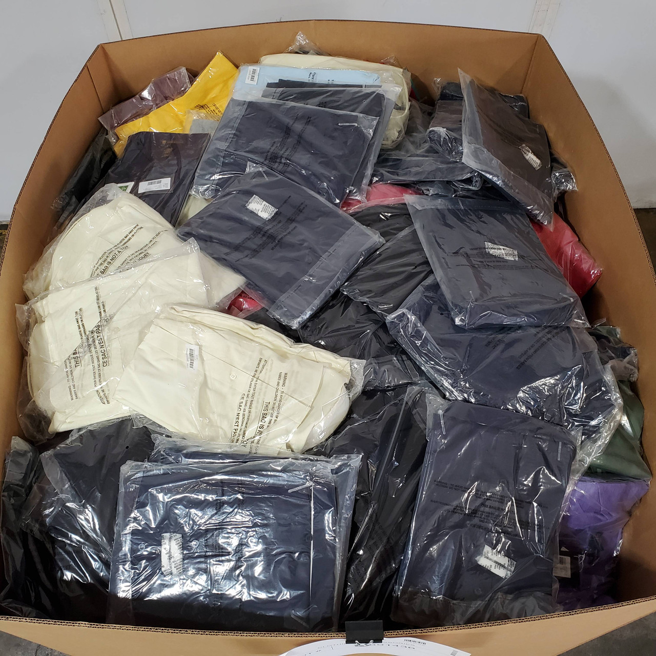 789 units of Clothing & Accessories - MSRP $37,889 - Brand New (Lot # 891436)