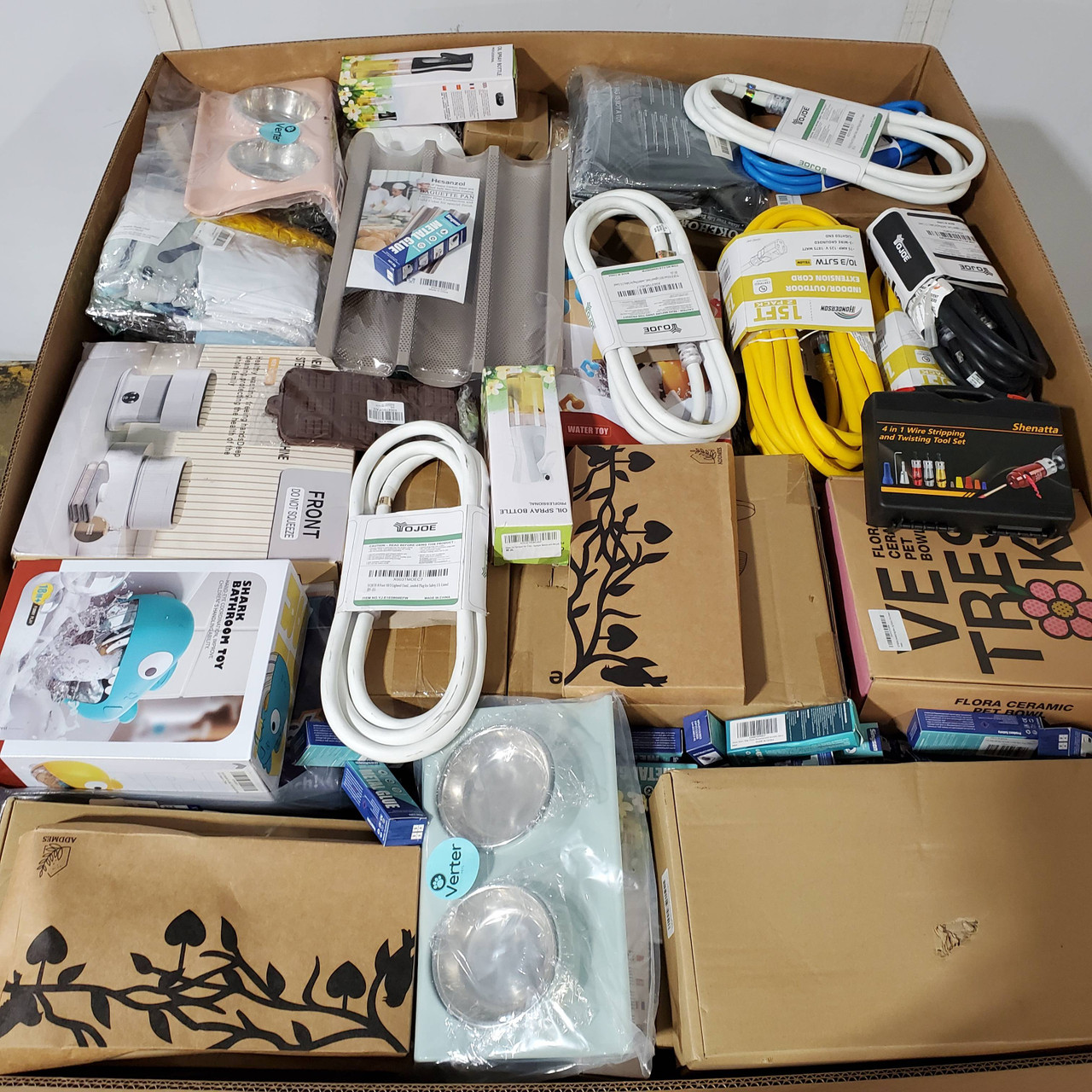 417 units of General Merchandise (Mix) - MSRP $8,574 - Returns (Lot # 896842) 417 units of General Merchandise (Mix) - MSRP $8,574 - Returns (Lot # 896842)