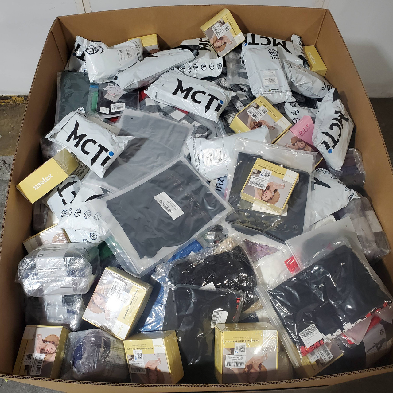 903 units of Clothing & Accessories - MSRP $14,775 - Returns (Lot # 905026)