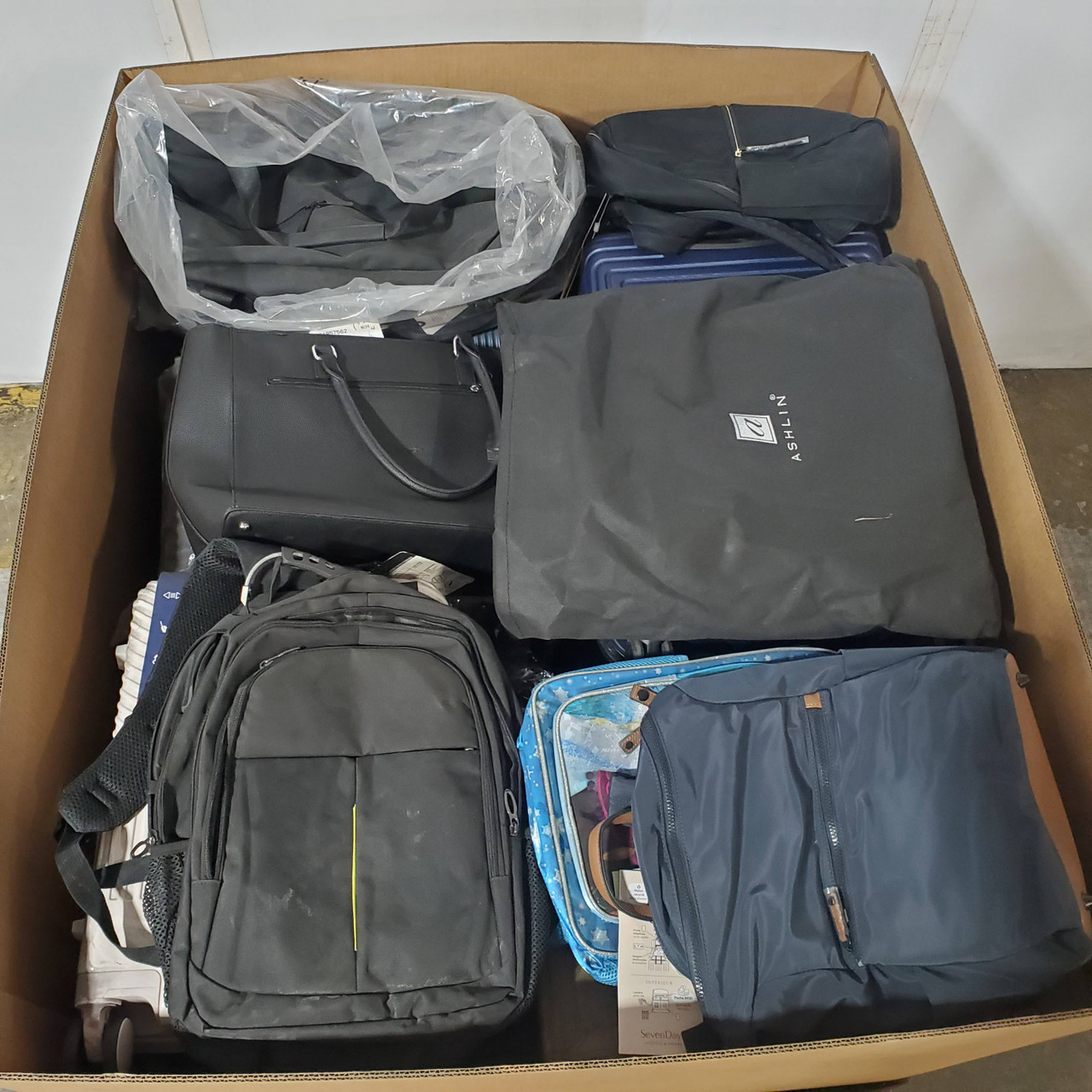 63 units of Luggages & Bags - MSRP $7,260 - Returns (Lot # 889001)