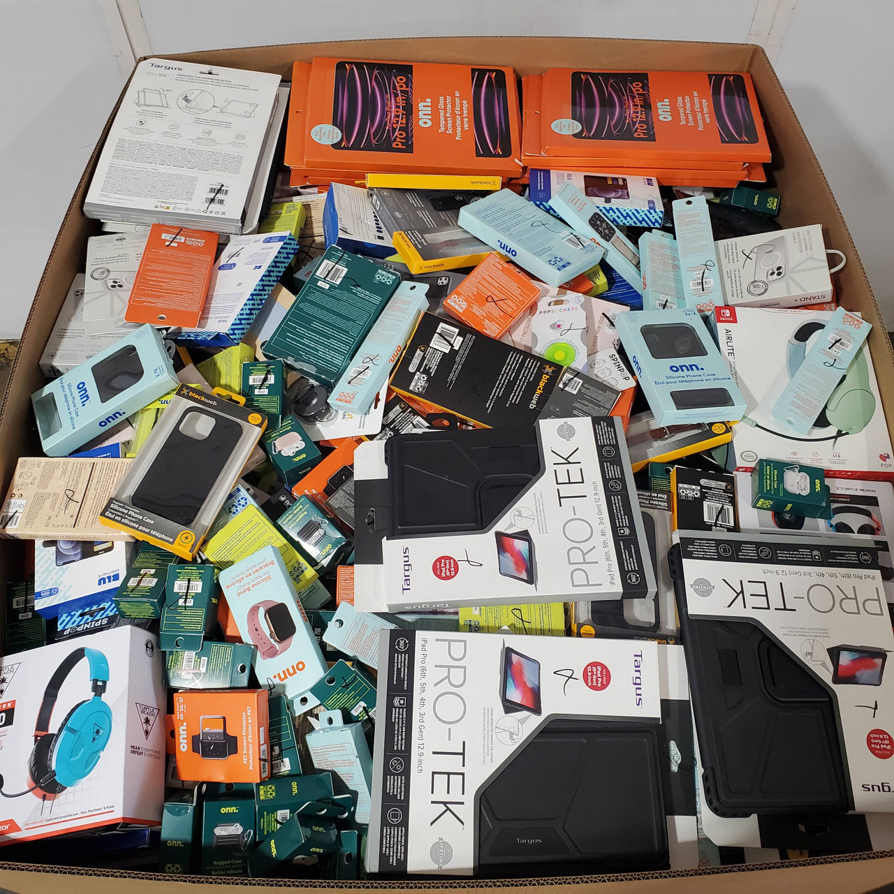 716 units of Electronics & Acc (Mix) - MSRP $20,630 - Returns (Lot # 918059)