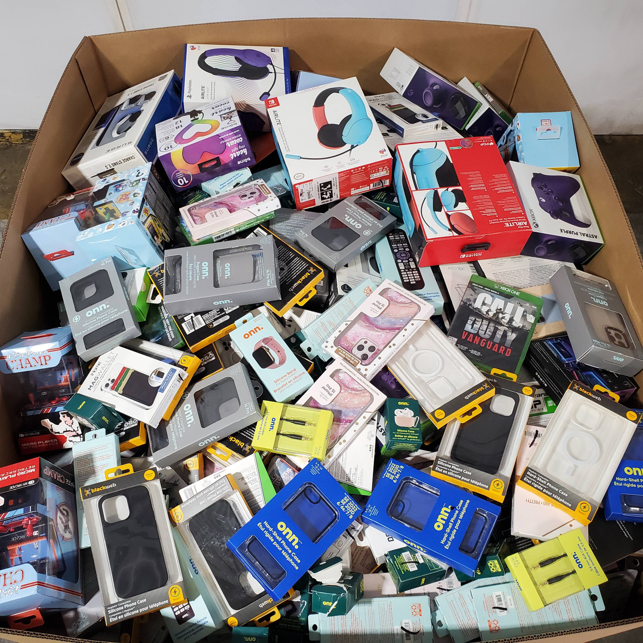 829 units of Electronics & Acc (Mix) - MSRP $24,161 - Returns (Lot # 918382)