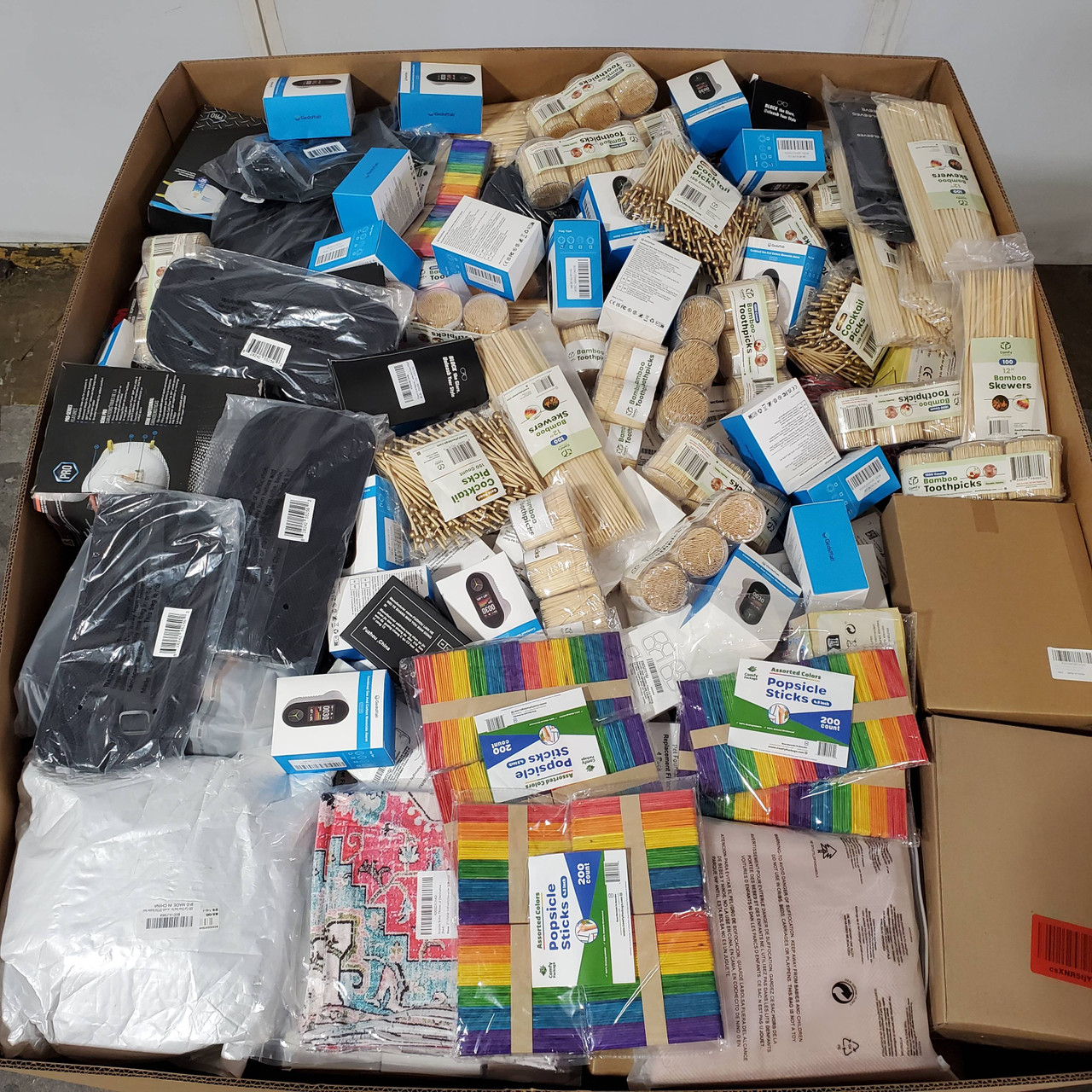 744 units of General Merchandise (Mix) - MSRP $12,549 - Returns (Lot # 9009107)