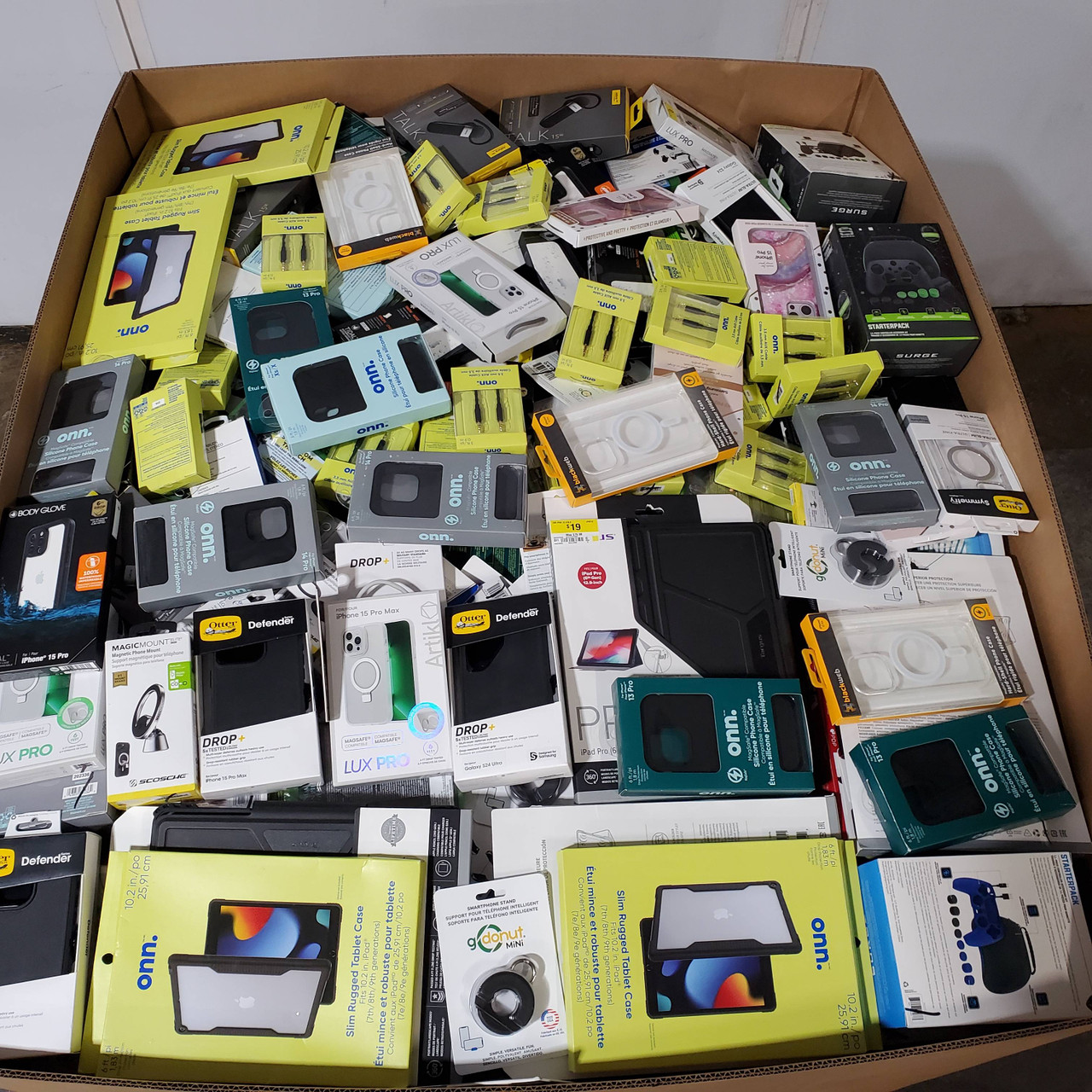 903 units of Electronics & Acc (Mix) - MSRP $22,381 - Returns (Lot # 9216204)