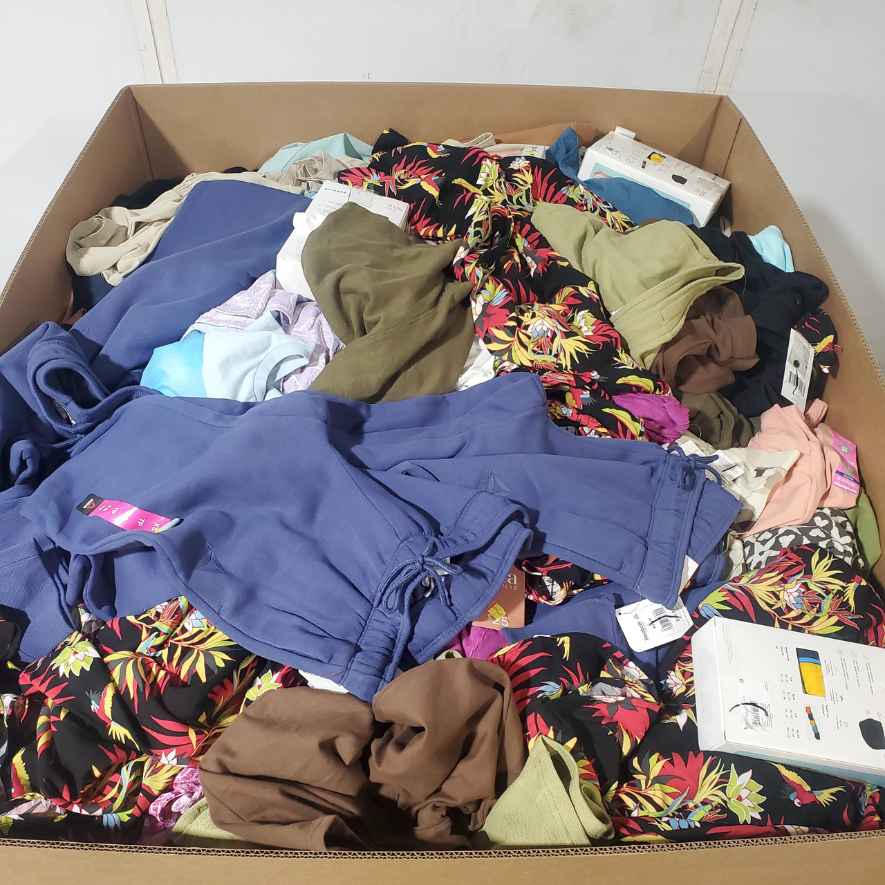 737 units of Clothing & Accessories - MSRP $10,934 - Returns (Lot # 929812)