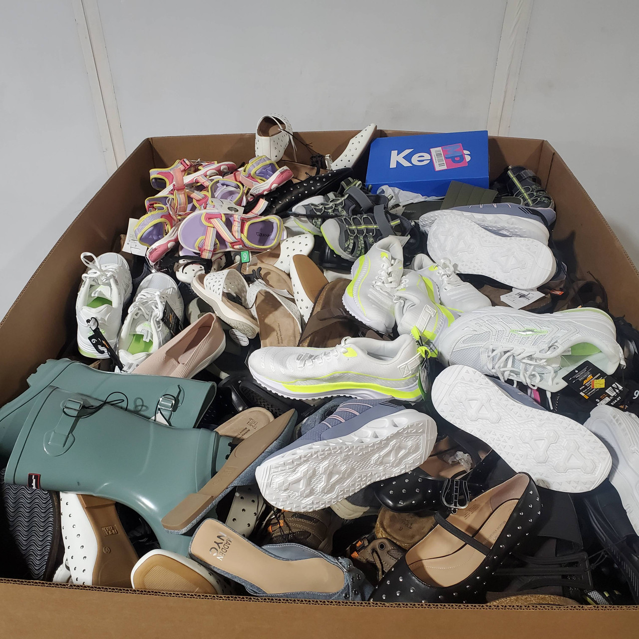 371 units of Shoes (pair) - MSRP $9,854 - Returns (Lot # 931005)