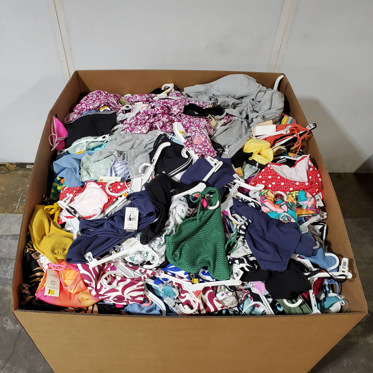 762 units of Clothing & Accessories - MSRP $10,999 - Returns (Lot