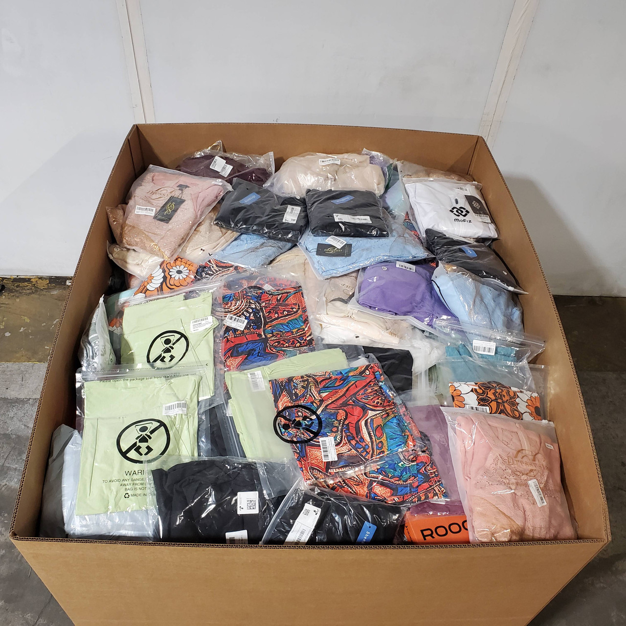 921 units of Clothing & Accessories - MSRP $15,449 - Returns (Lot # 905906) 921 units of Clothing & Accessories - MSRP $15,449 - Returns (Lot # 905906)