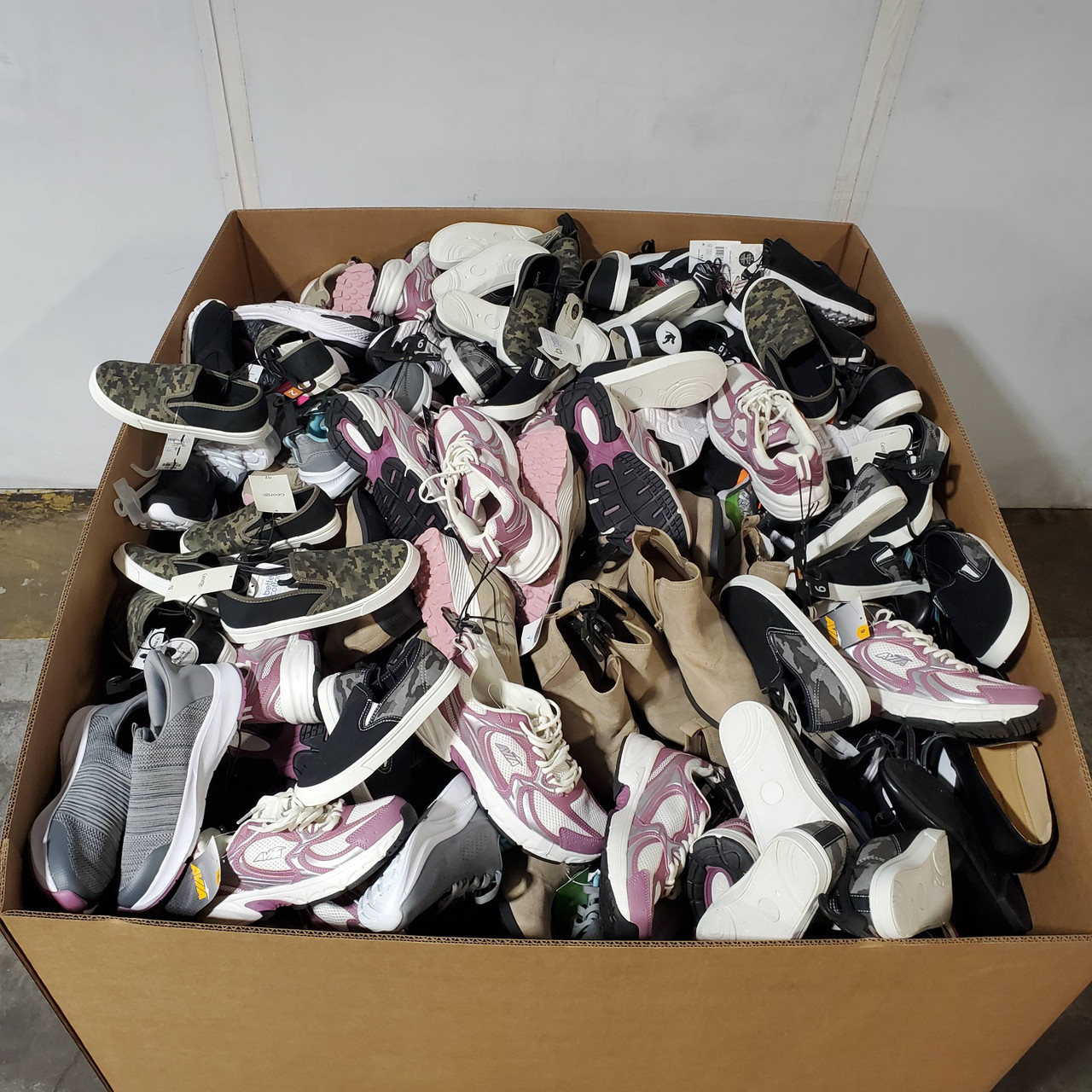 330 units of Shoes (pair) - MSRP $8,842 - Returns (Lot # 931415) 330 units of Shoes (pair) - MSRP $8,842 - Returns (Lot # 931415)