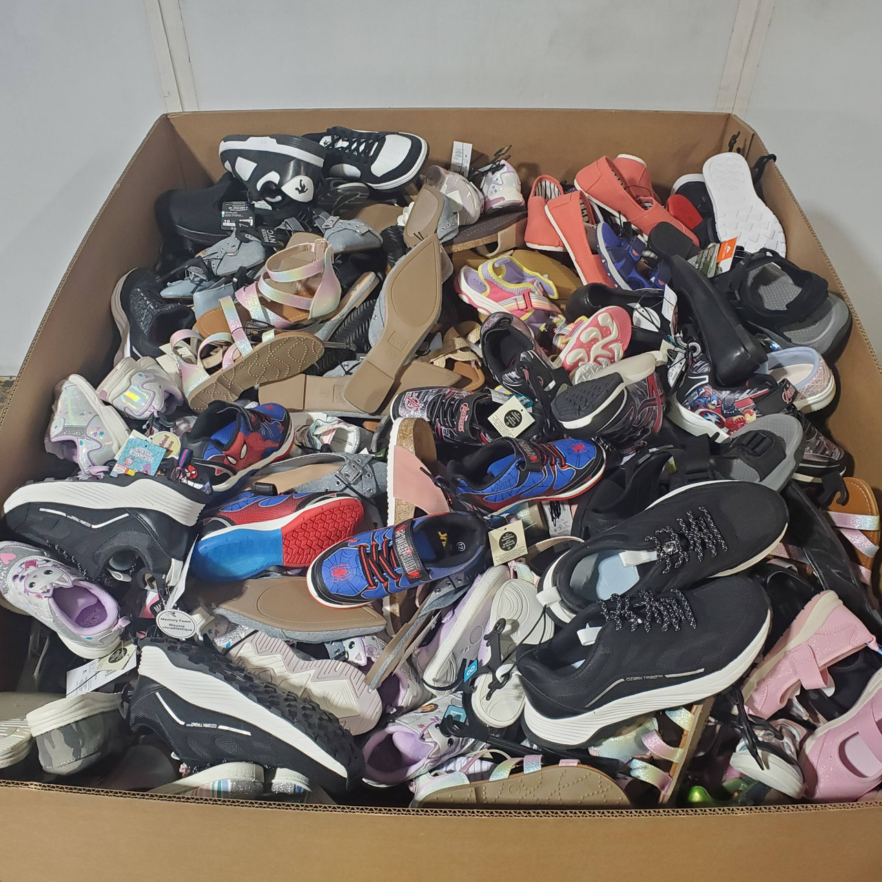 435 units of Shoes (pair) - MSRP $13,221 - Returns (Lot # 932603)