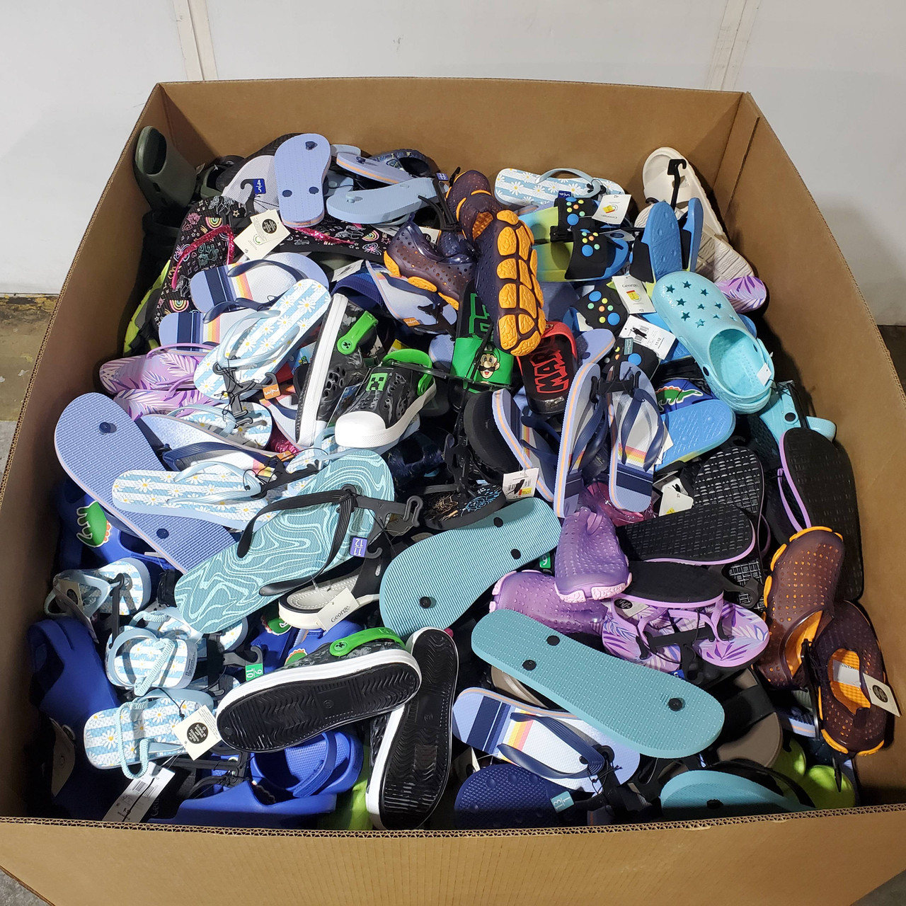 608 units of Sandals (pair) - MSRP $6,040 - Returns (Lot # 934902)