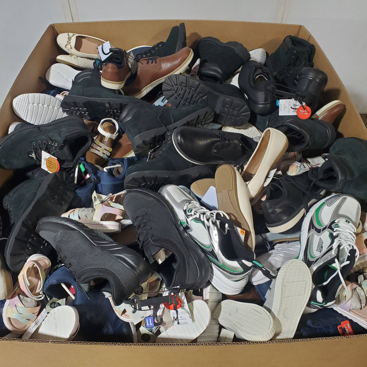 352 units of Shoes (pair) - MSRP $7,769 - Returns (Lot # 937911)