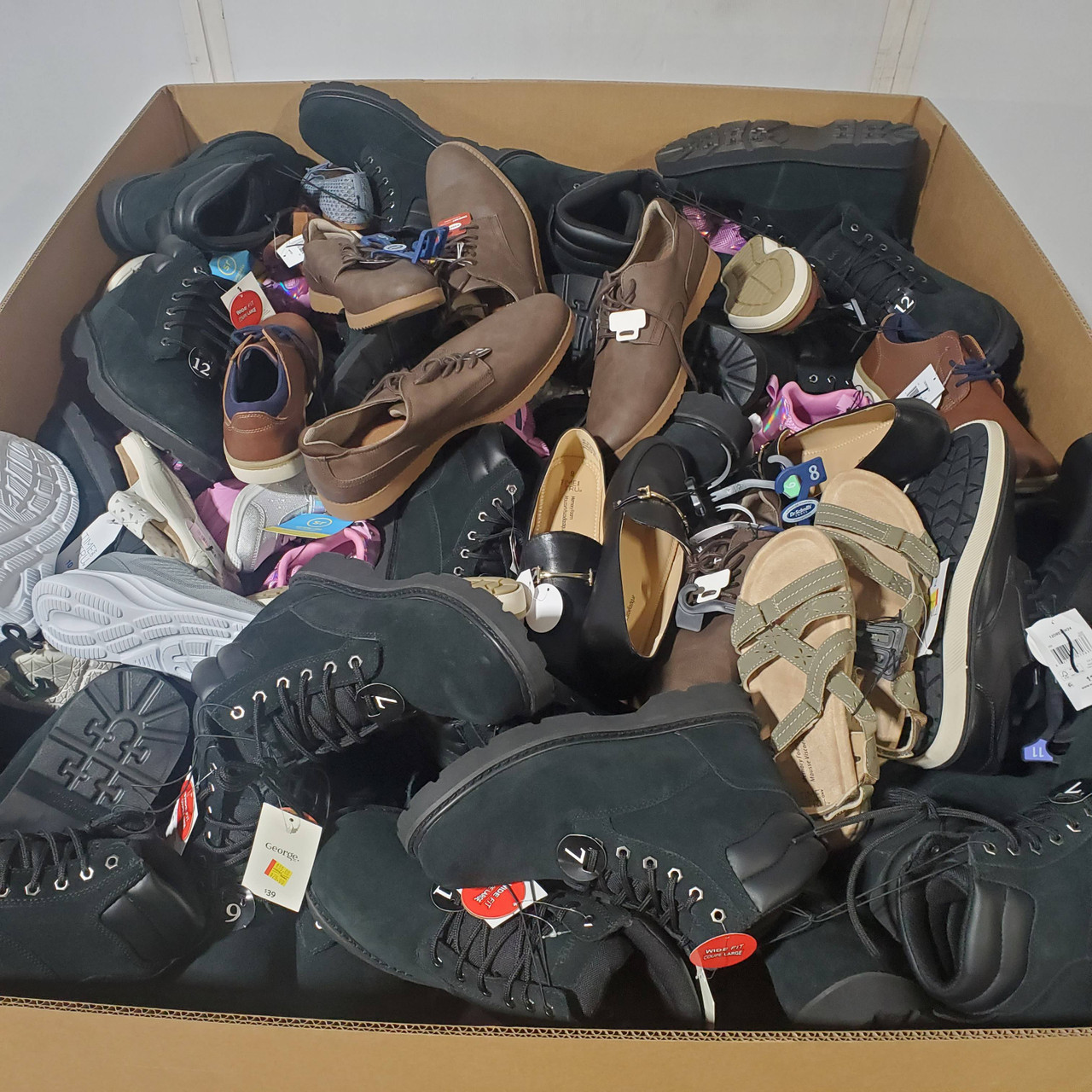 293 units of Shoes (pair) - MSRP $7,408 - Returns (Lot # 930902)