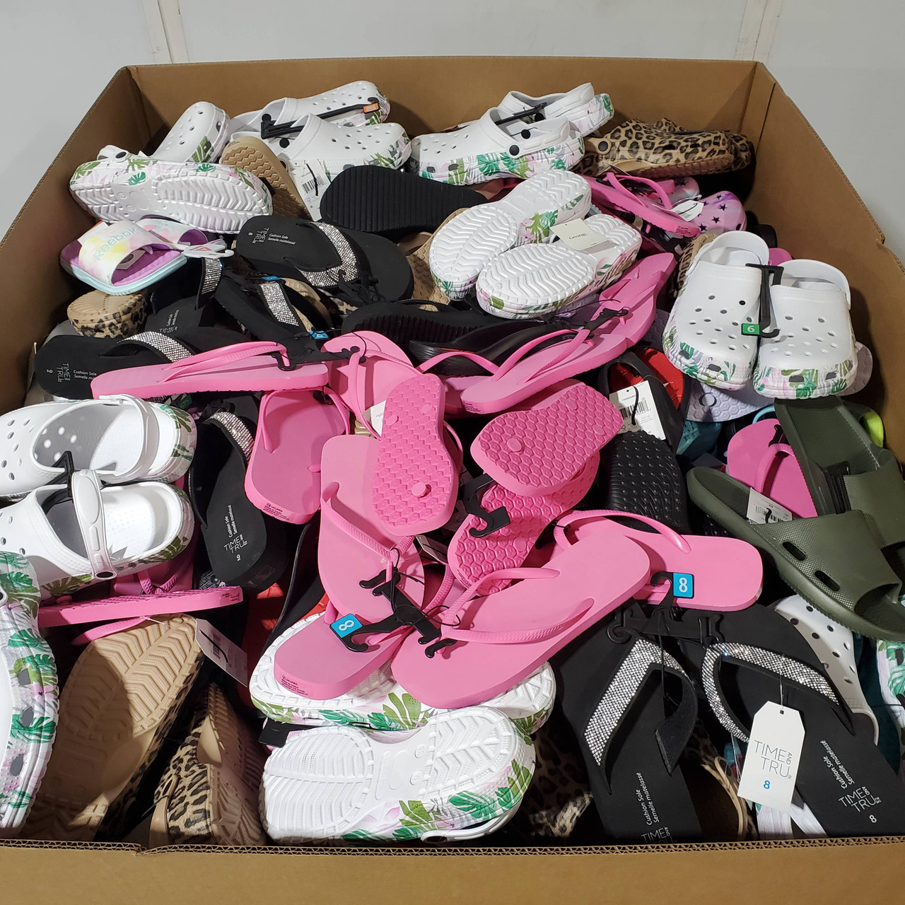 424 units of Sandals (pair) - MSRP $4,808 - Returns (Lot # 937906)