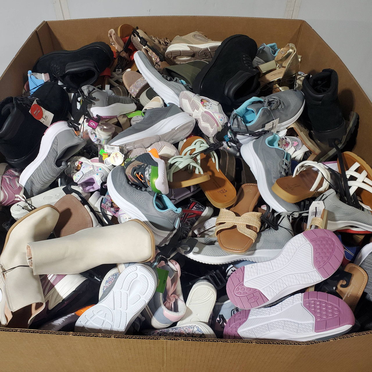 259 units of Shoes (pair) - MSRP $7,436 - Returns (Lot # 939202)