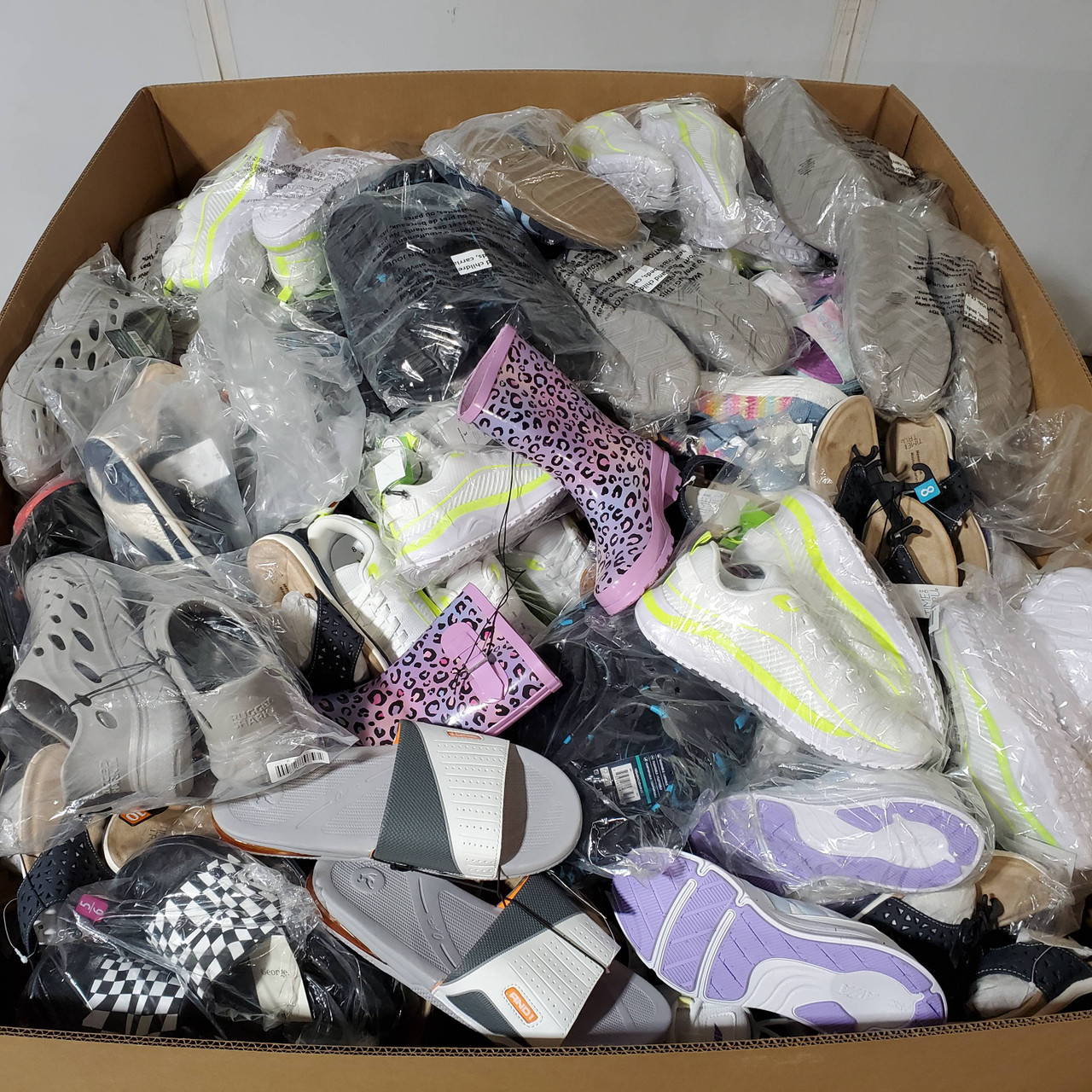 260 units of Shoes (pair) - MSRP $7,632 - Returns (Lot # 940909)