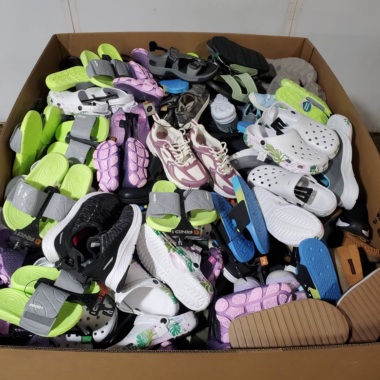319 units of Shoes (pair) - MSRP $9,570 - Returns (Lot # 940936)