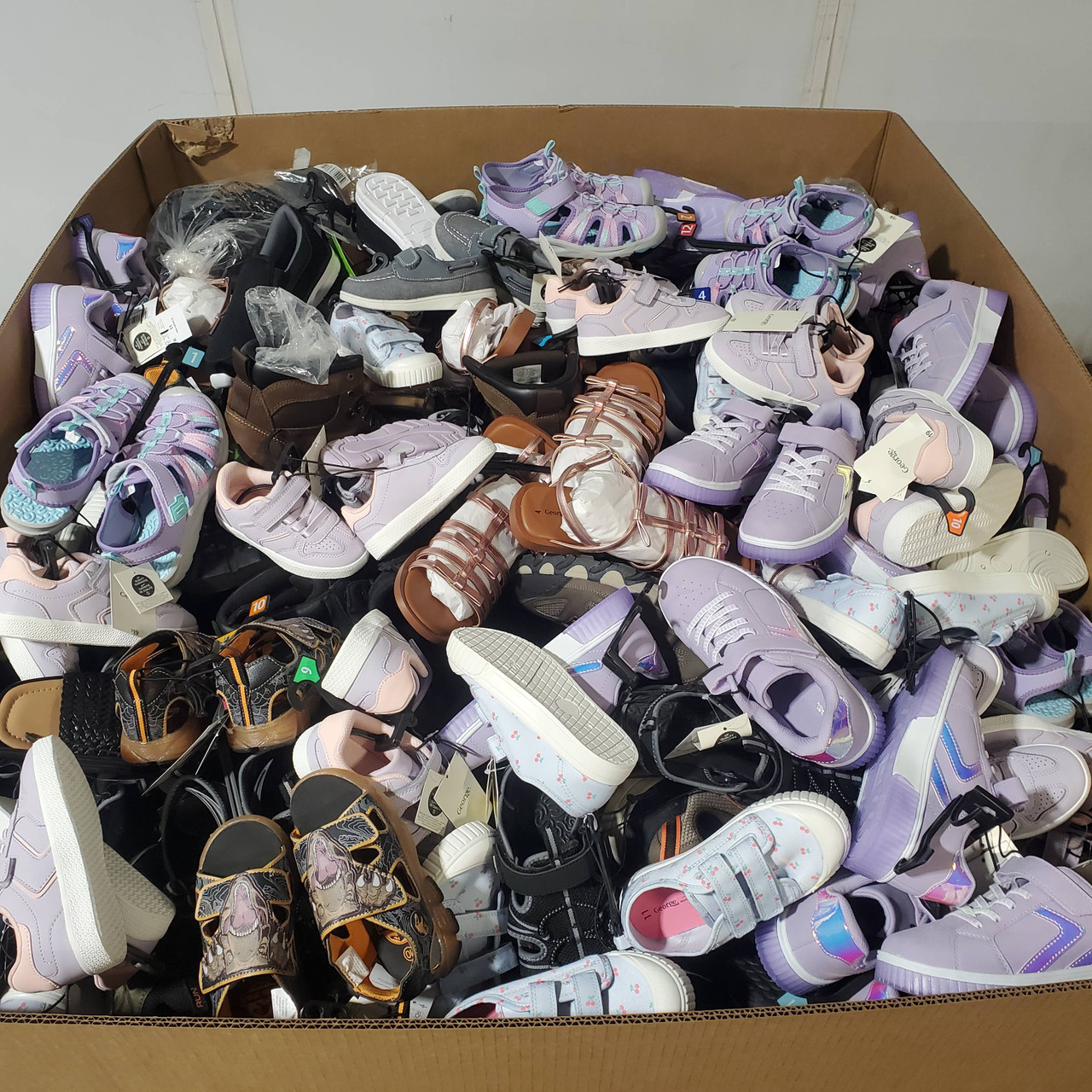 264 units of Shoes (pair) - MSRP $6,623 - Returns (Lot # 940632)