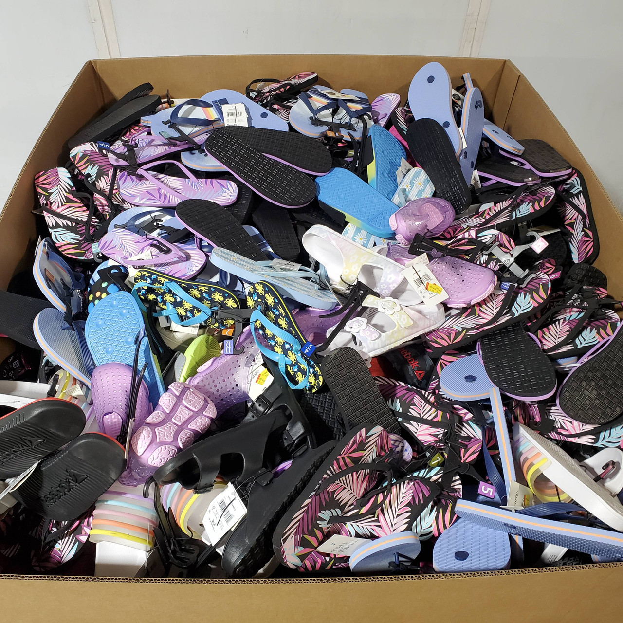 542 units of Sandals (pair) - MSRP $4,914 - Returns (Lot # 938411)