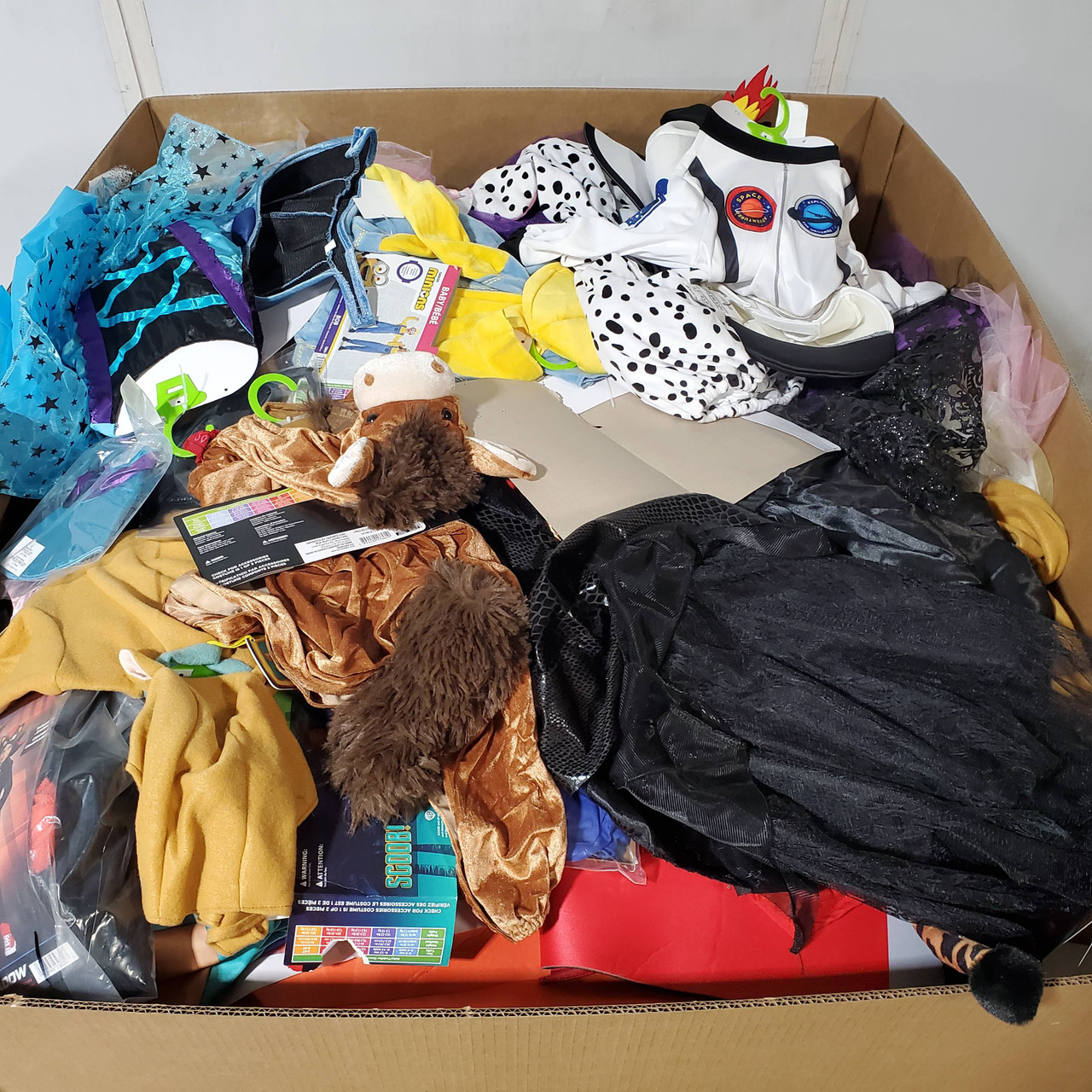 427 units of Holidays & Party - MSRP $3,143 - Returns (Lot # 941805)