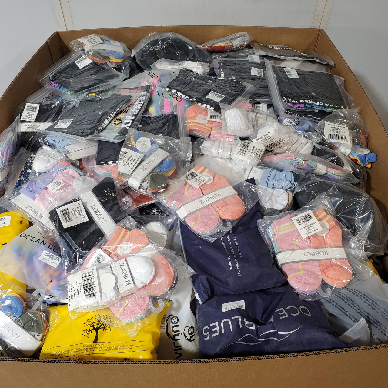 729 units of Clothing & Accessories - MSRP $13,377 - Returns (Lot # 911216)