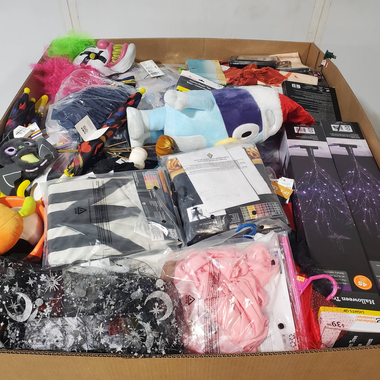 955 units of Holidays & Party - MSRP $6,316 - Returns (Lot # 942203)