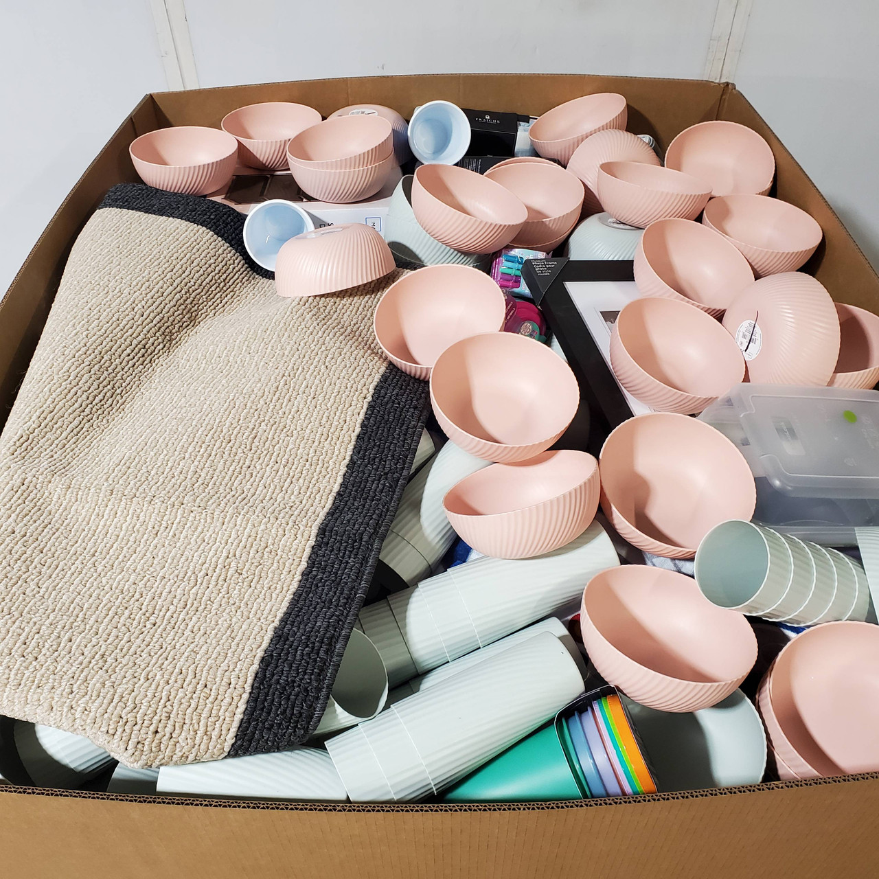 746 units of Home Products - MSRP $2,632 - Returns (Lot # 943621)