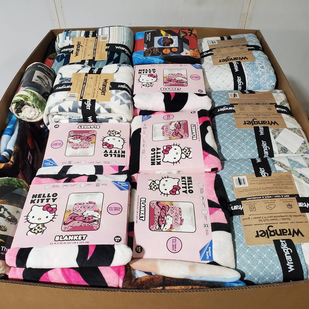 118 units of Bedding - MSRP $3,335 - Like New (Lot # 943705)