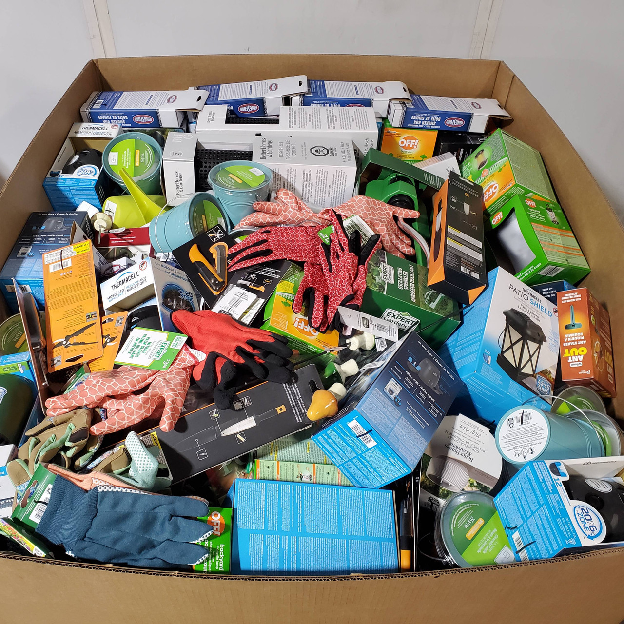 395 units of Garden & Accessories - MSRP $7,149 - Returns (Lot # 945321)