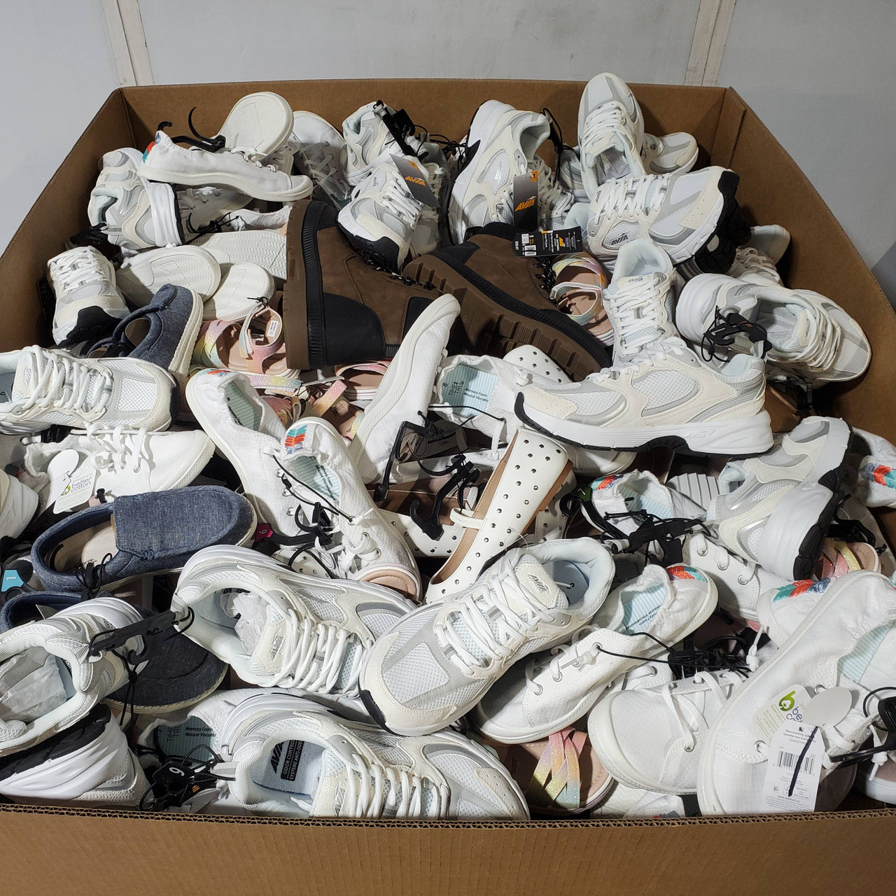 230 units of Shoes (pair) - MSRP $6,961 - Returns (Lot # 946213)