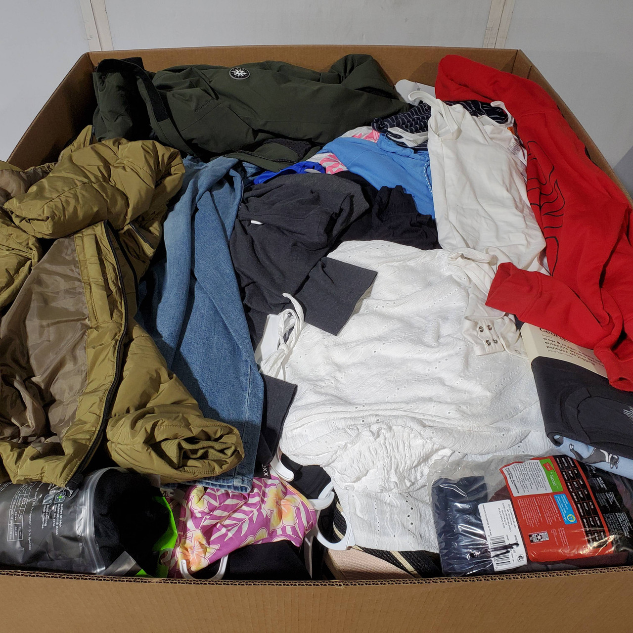 725 units of Clothing & Accessories - MSRP $11,895 - Returns (Lot # 946219)