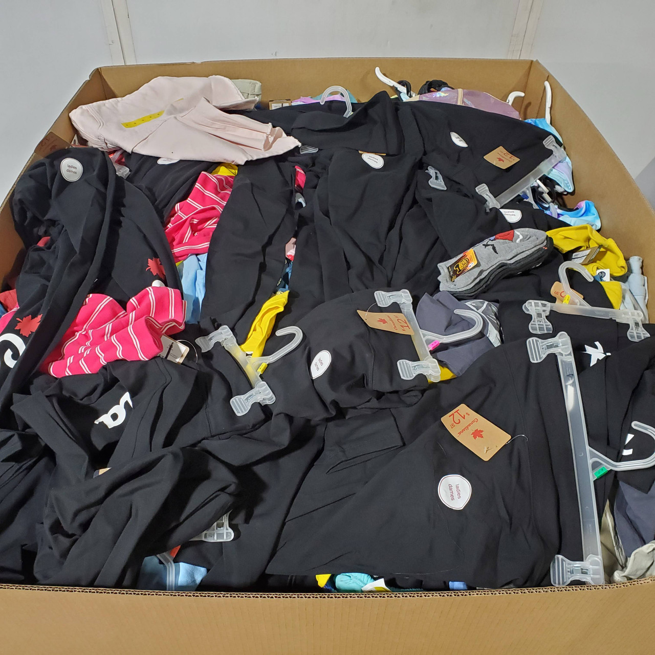 890 units of Clothing & Accessories - MSRP $11,822 - Returns (Lot # 946304)
