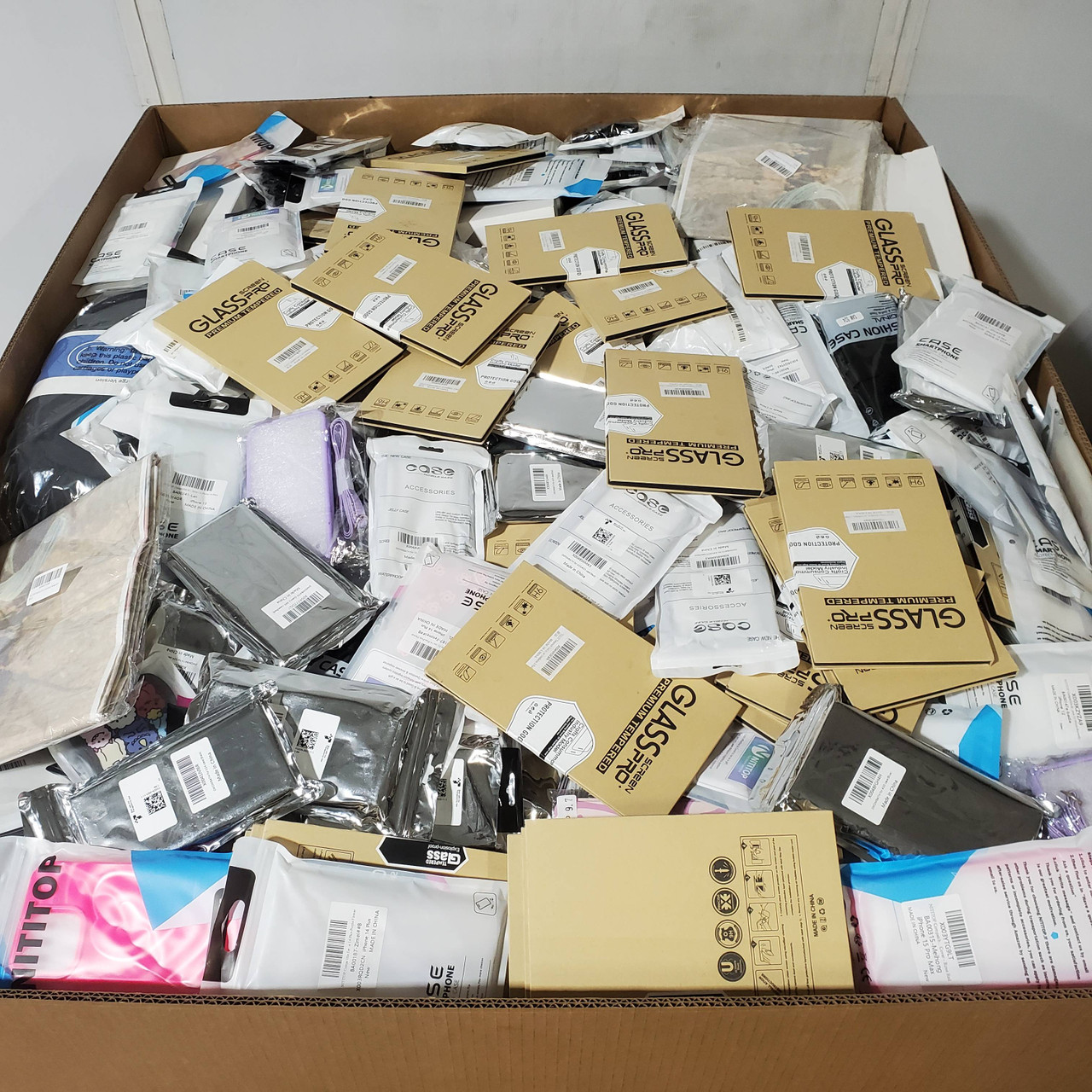 1306 units of Electronic Accessories - MSRP $19,791 - Returns (Lot # 901913)