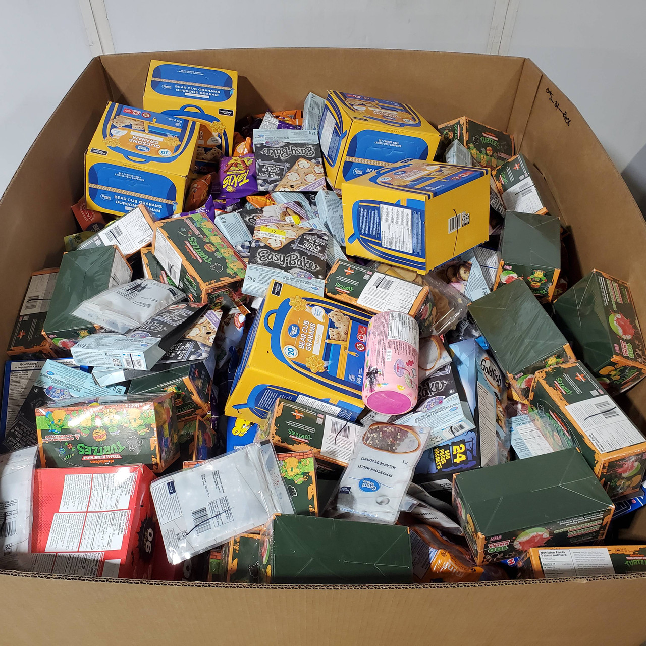 516 units of Candies - MSRP $4,888 - Like New (Lot # 946311)