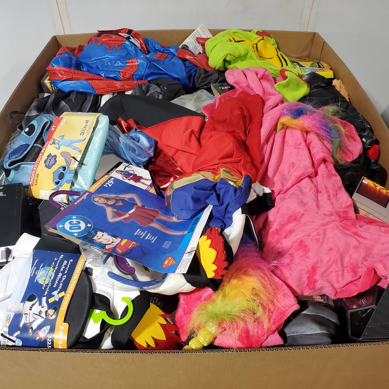 912 units of Holidays & Party - MSRP $7,743 - Returns (Lot # 946325)