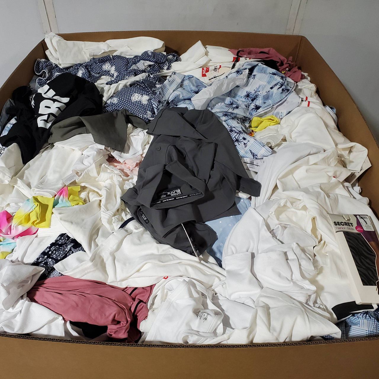 889 units of Clothing & Accessories - MSRP $14,434 - Returns (Lot # 947805)