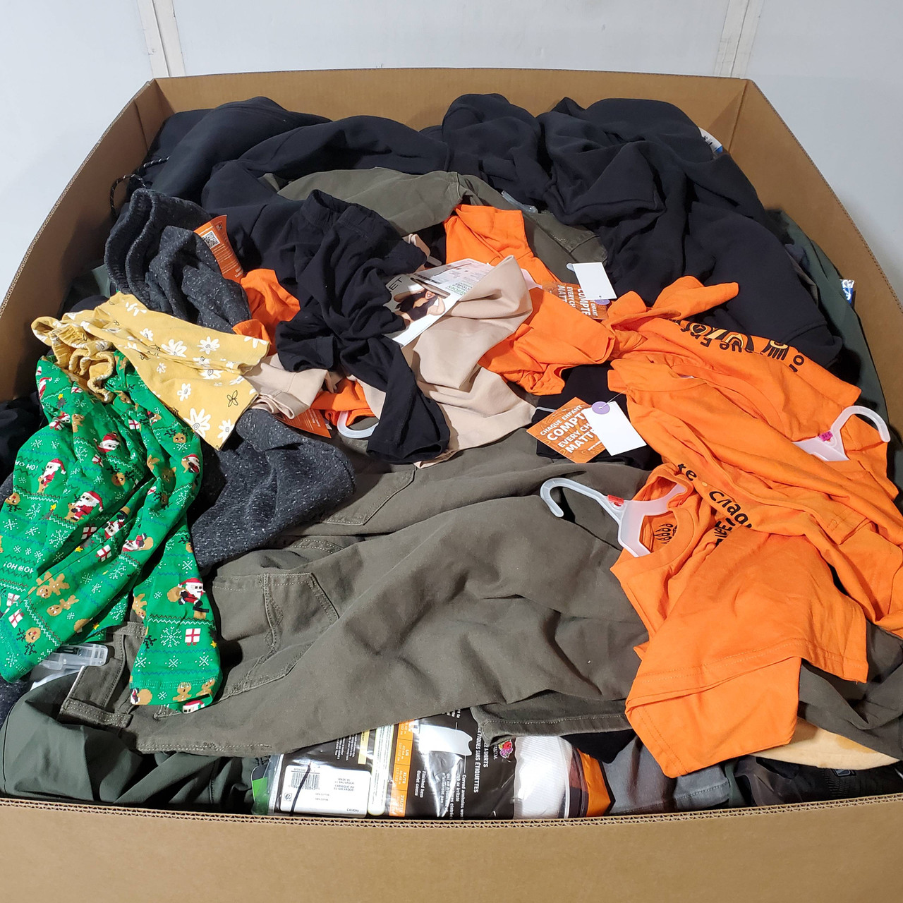 741 units of Clothing & Accessories - MSRP $12,428 - Returns (Lot # 947919)