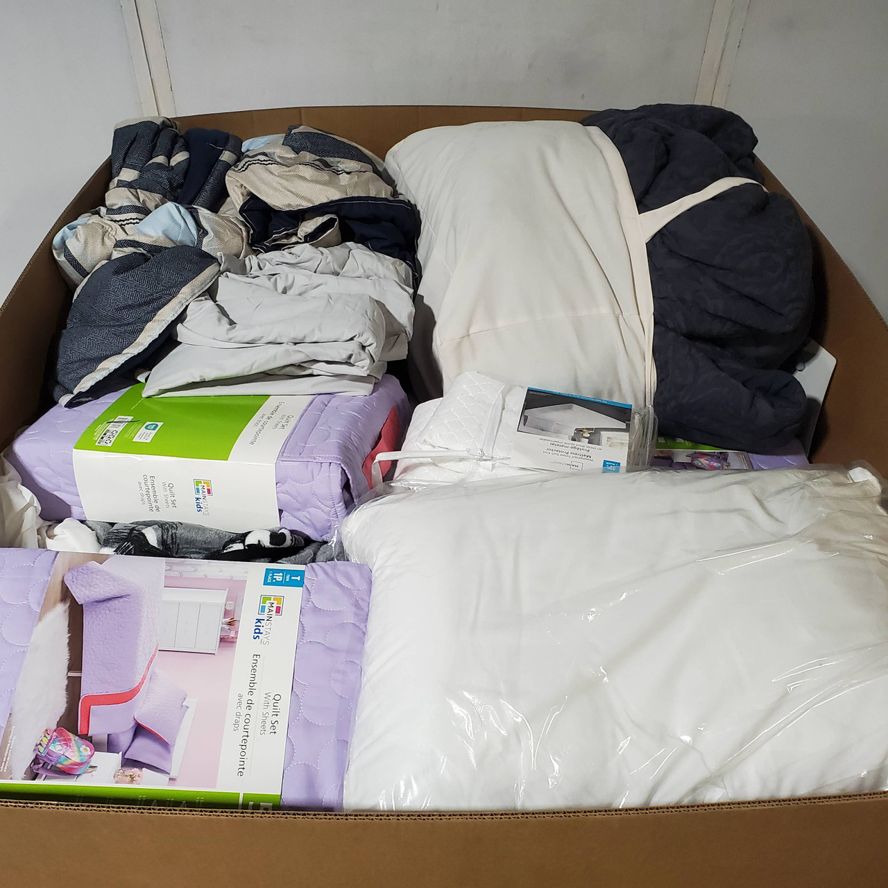 29 units of Bedding - MSRP $1,301 - Returns (Lot # 947901)