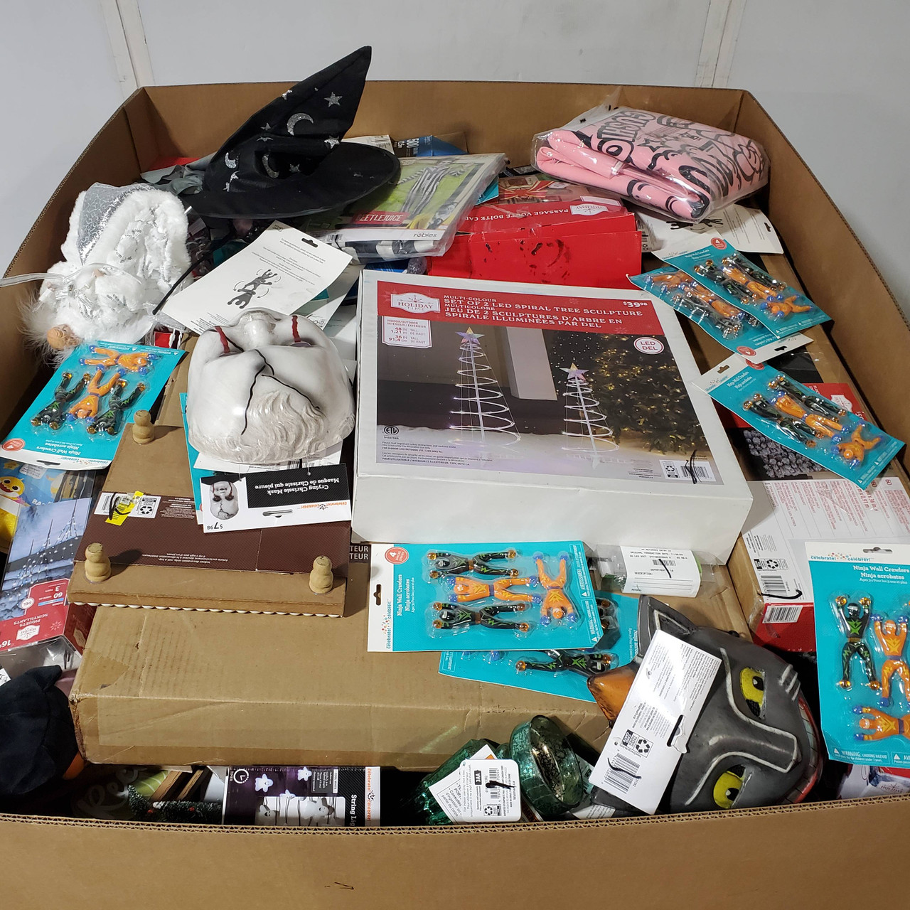 804 units of Holidays & Party - MSRP $6,131 - Returns (Lot # 947908)