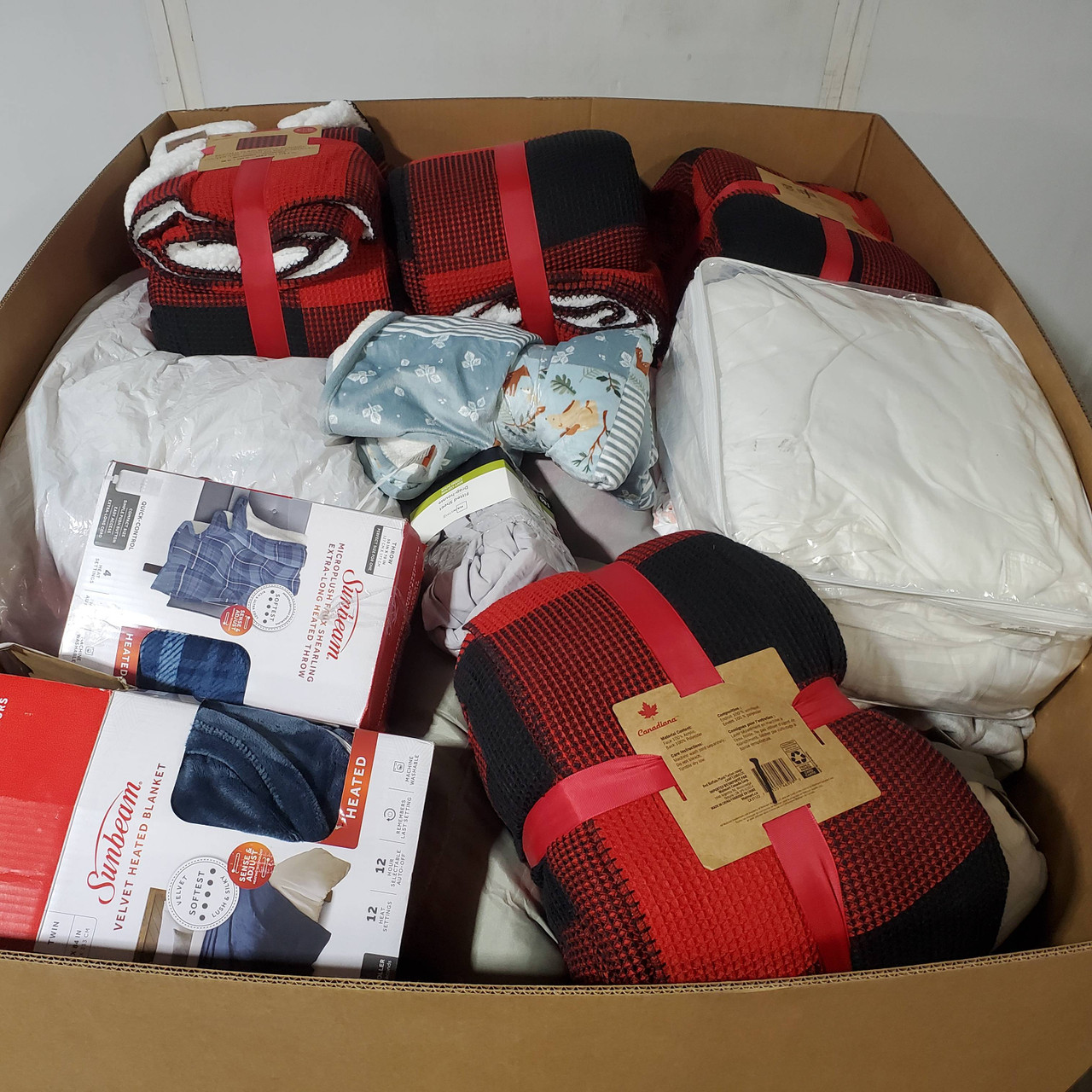 57 units of Bedding - MSRP $1,934 - Returns (Lot # 947926)