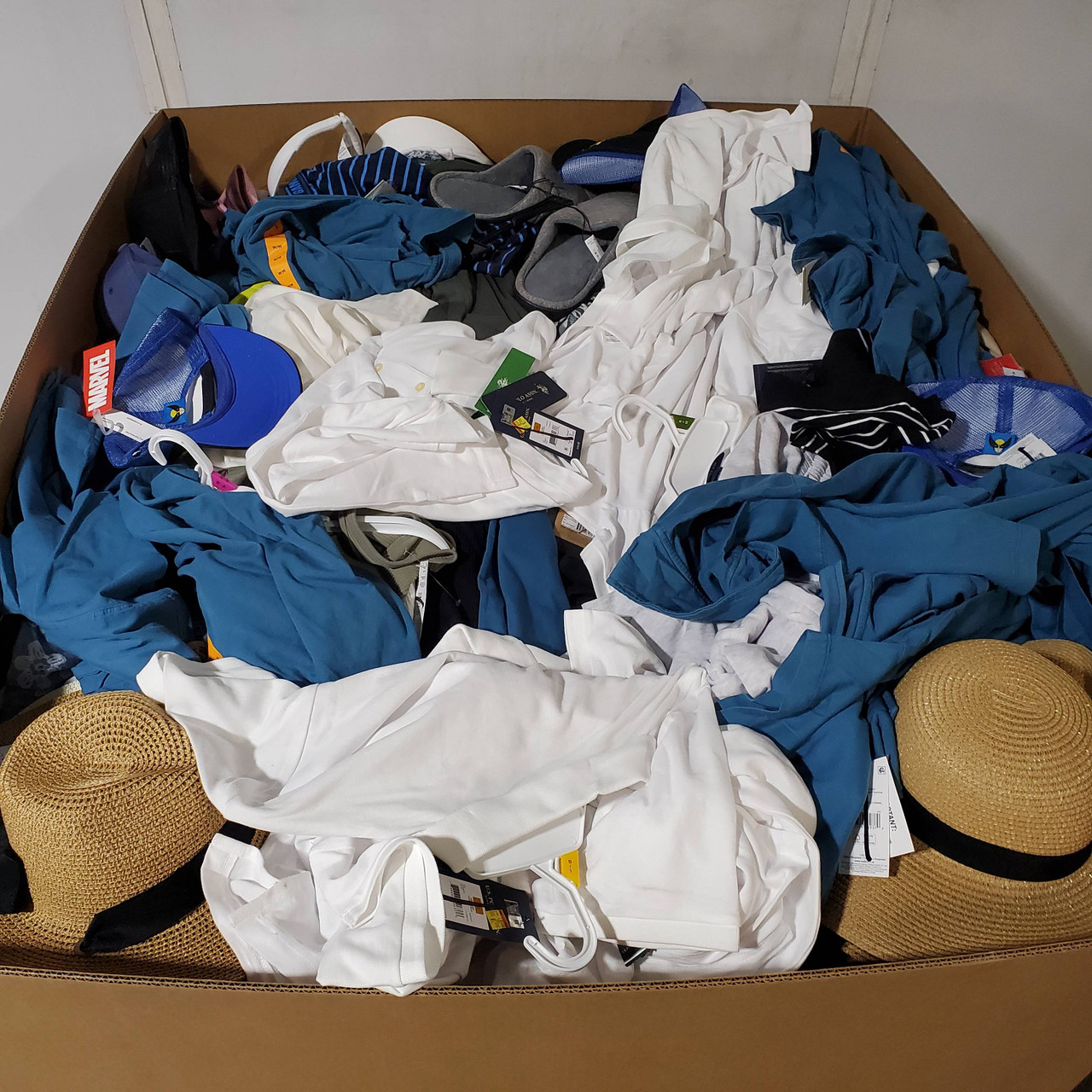 877 units of Clothing & Accessories - MSRP $14,348 - Returns (Lot # 949107)