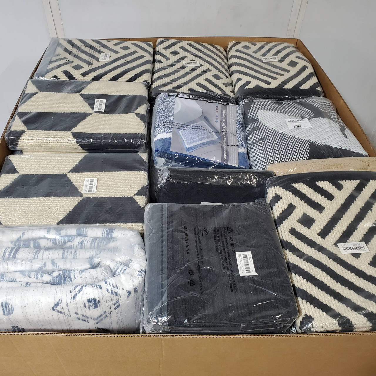 139 units of Rugs - MSRP $9,624 - Like New (Lot # 943216)