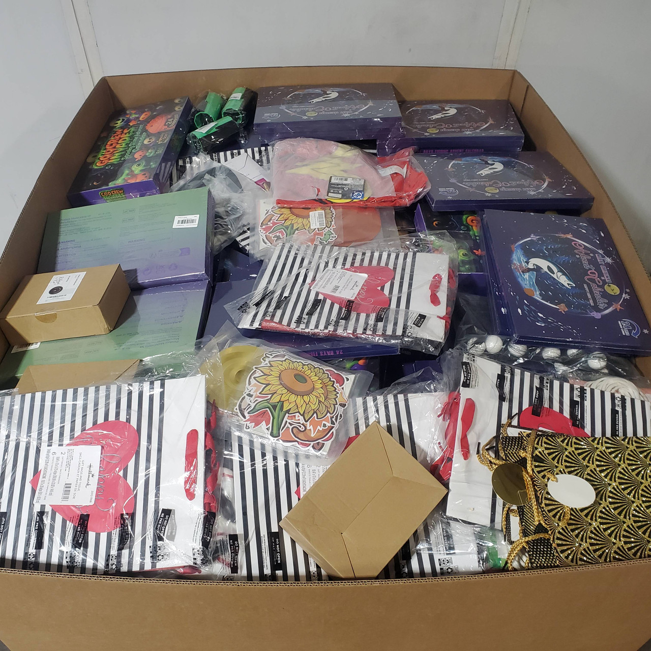 533 units of Holidays & Party - MSRP $8,669 - Returns (Lot # 950506)