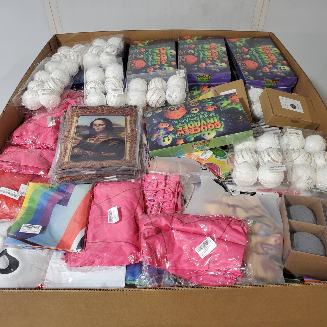 525 units of Holidays & Party - MSRP $8,338 - Returns (Lot # 950518)